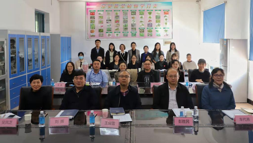 全体评委和参赛选手合影