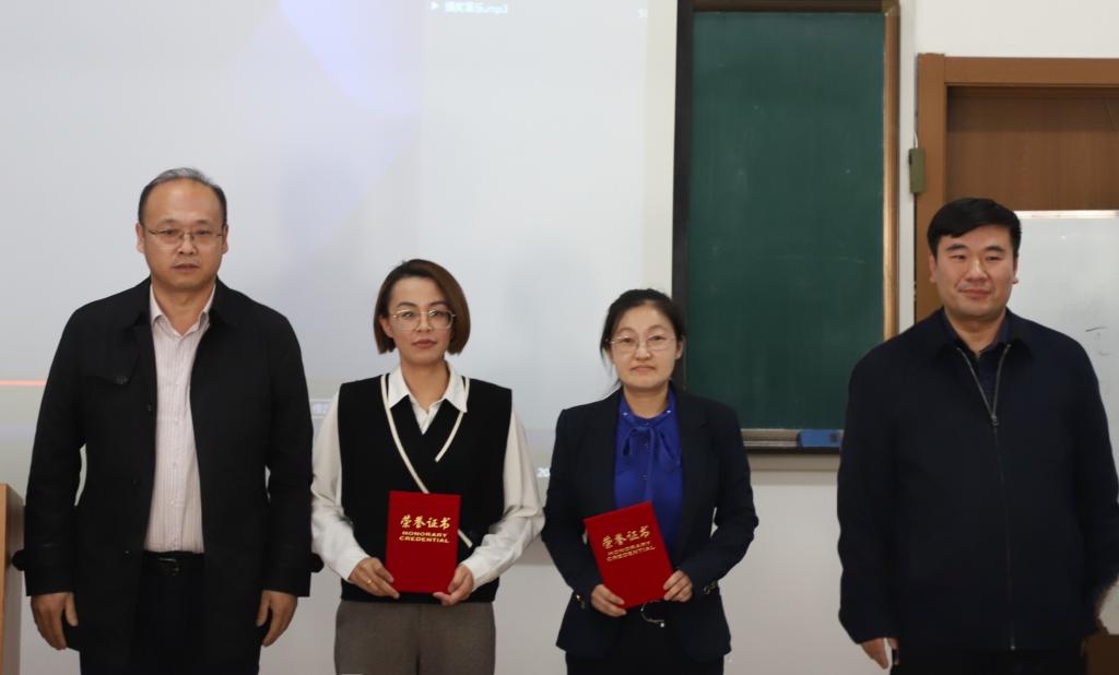 彭胜民副处长和刘辉副主席为二等奖获得者颁奖