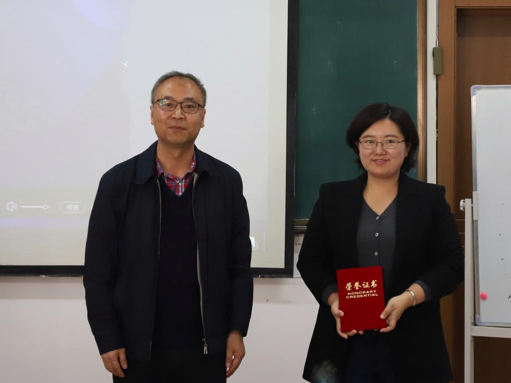 王傲雪院长为一等奖获得者颁奖